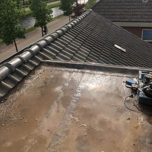 Een oude dakkapel met lekkages Een oude dakkapel in Beek en Donk
