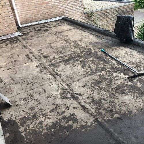 Schoonmaken van een plat dak in Beek en Donk Schoonmaken van een plat dak in Beek en Donk